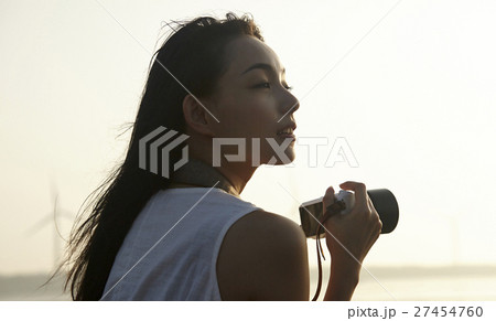 台湾を観光する女性　高美湿地 27454760