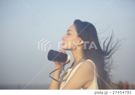 台湾を観光する女性　高美湿地 27454792