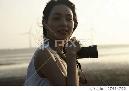 台湾を観光する女性　高美湿地 27454796