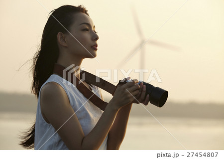 台湾を観光する女性　高美湿地 27454807