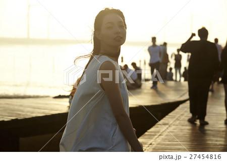 台湾を観光する女性　高美湿地 27454816