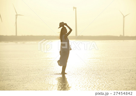 台湾を観光する女性 高美湿地 台湾を観光する女性 高美湿地 27454842