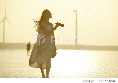 台湾を観光する女性 高美湿地 台湾を観光する女性 高美湿地 27454848