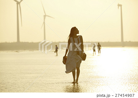 台湾を観光する女性　高美湿地 27454907