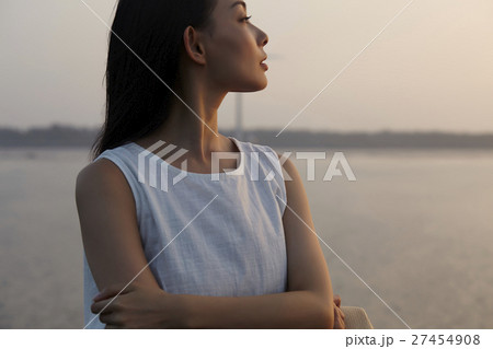台湾を観光する女性　高美湿地 27454908