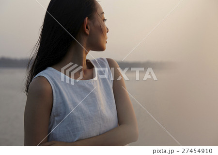 台湾を観光する女性　高美湿地 27454910