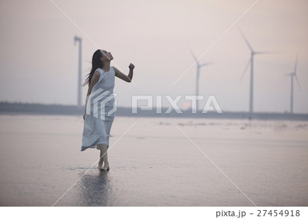 台湾を観光する女性　高美湿地 27454918