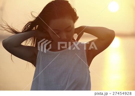 台湾を観光する女性　高美湿地 27454928