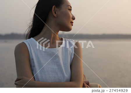 台湾を観光する女性　高美湿地 27454929