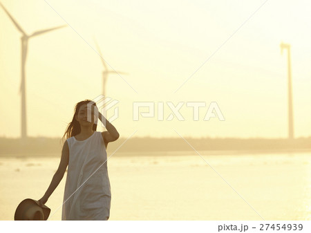 台湾を観光する女性　高美湿地 27454939