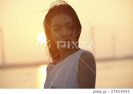 台湾を観光する女性　高美湿地 27454943