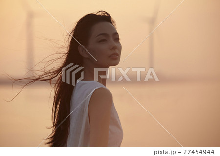 台湾を観光する女性 高美湿地 台湾を観光する女性 高美湿地 27454944