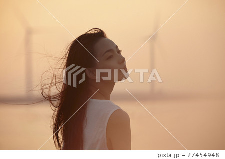 台湾を観光する女性　高美湿地 27454948