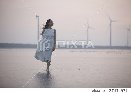 台湾を観光する女性　高美湿地 27454971