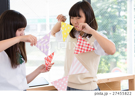 学園祭の準備をする生徒 学園祭の準備をする生徒 27455822