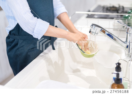主婦 洗い物 主婦 洗い物 27456188