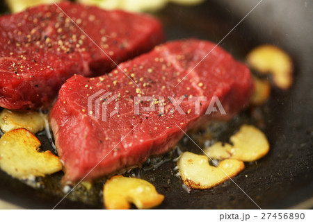 ステーキ カットステーキ 赤身 胡椒 肉 焼く ニンニク アップ マクロ 牛肉 肉料理 beef ステーキ カットステーキ 赤身 胡椒 肉 焼く ニンニク アップ マクロ 牛肉 肉料理 beef 27456890
