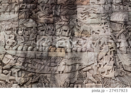 アンコール遺跡群の中にあるバイヨン寺院のレリーフ 27457923