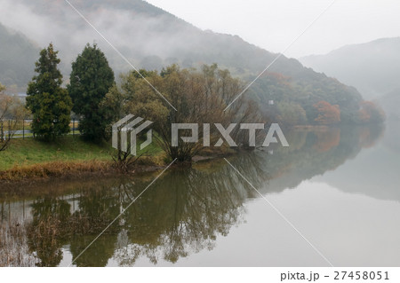 霧に煙った湖畔 霧に煙った湖畔 27458051
