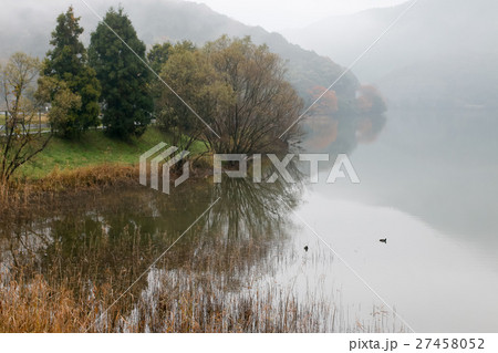 霧に煙った湖畔 霧に煙った湖畔 27458052