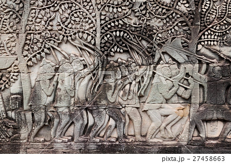 アンコール遺跡群の中にあるバイヨン寺院のレリーフ 27458663