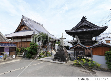 四国霊場第16番札所「観音寺」本堂と鐘楼門 27458757