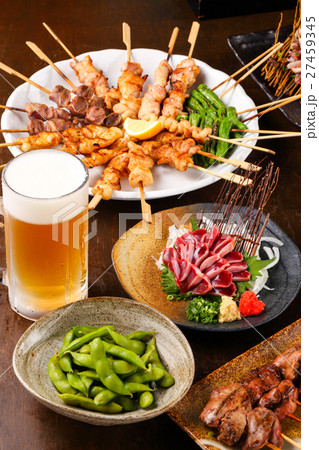焼鳥の盛合せとビール 27459345