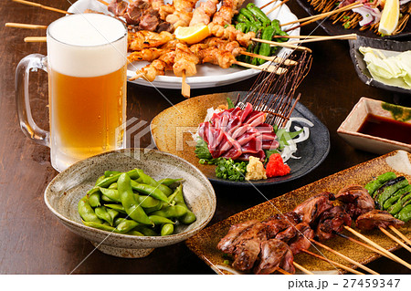 焼鳥の盛合せとビール 27459347