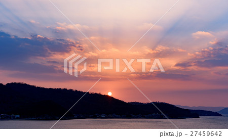 瀬戸内海と夕日 27459642
