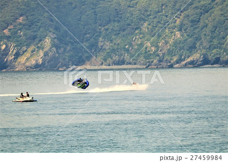 海を飛び跳ねるビスケットチューブ 27459984