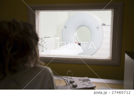 scientist Scanning the brains of patients with a scientist Scanning the brains of patients with a 27460712