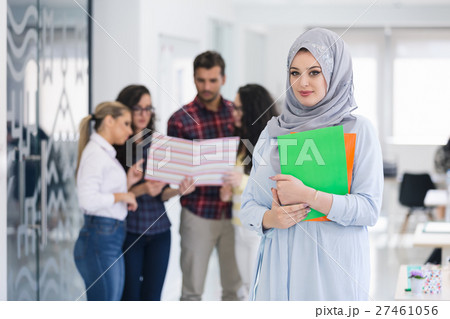 Arabic business woman working in team 27461056
