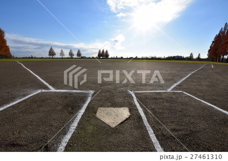 ライン引きが終わり試合を待つソフトボールグラウンド 27461310