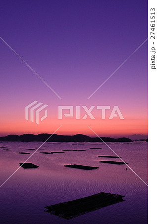 夜明け前の虫明湾 27461513