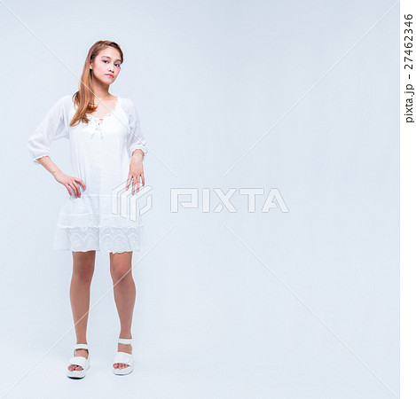 白いワンピースの少女 27462346