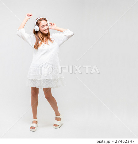 ワイヤレスヘッドホンで音楽を聴く女の子 27462347