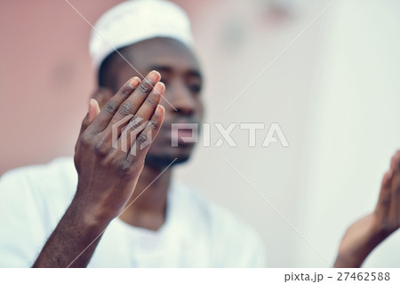 African Muslim Man Praying To God 27462588