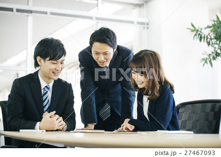 若い会社員 27467093