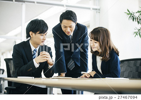 若い会社員 27467094