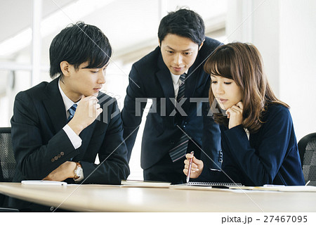 若い会社員 27467095