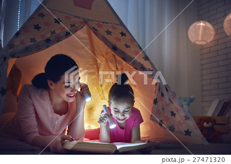 Family bedtime 27471320