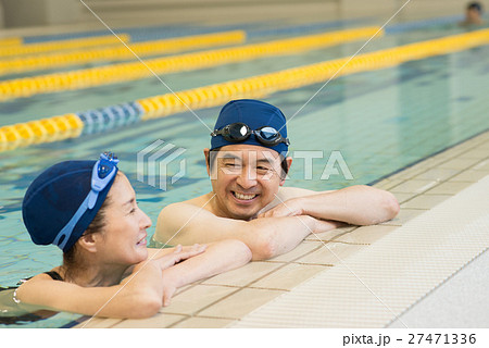 シニアカップル スポーツクラブイメージの写真素材