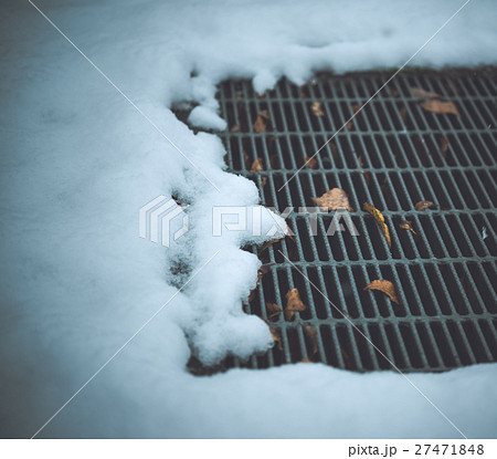 雪と排水溝 雪と排水溝 27471848