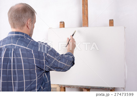 An artist in studio 27473599