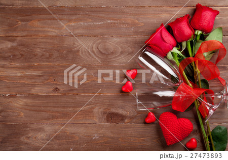 Valentines day roses bouquet and champagne glasses 27473893