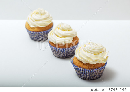 Cupcakes with yellow cream 27474142