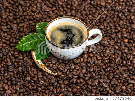 Black coffee with green leaves caffee beans backgr 27475640