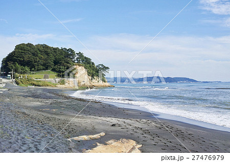 鎌倉 ほとんど砂鉄の黒い砂浜と稲村ヶ崎の写真素材