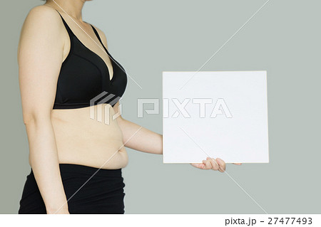 中高年女性の脂肪のついたおなか 中高年女性の脂肪のついたおなか 27477493