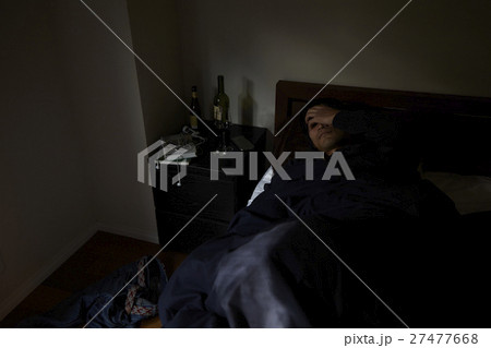 一人暮らし男性 寝起き 二日酔い 一人暮らし男性 寝起き 二日酔い 27477668
